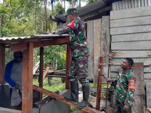 Wujudkan Lingkungan Yang Sehat, Babinsa Koramil Agimuga Bantu Warga Bangun MCK