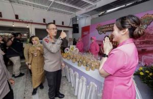 Kapolda Jatim Cicipi Minuman Tradisional, dan Kunjungi UMKM Bhayangkari Cabang Kediri Kota