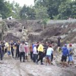 Gotong Royong Polres Kediri Bersama TNI dan Warga Pasang Bronjong di Lokasi Banjir