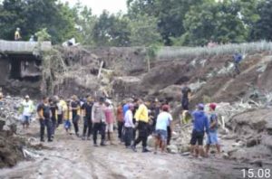 Gotong Royong Polres Kediri Bersama TNI dan Warga Pasang Bronjong di Lokasi Banjir