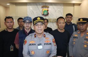 Pemotor Nekat Lawan Arah dan Pecahkan Kaca Mobil, Polisi Gerak Cepat Amankan Pelaku