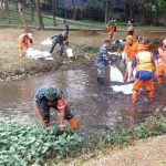 Babinsa Koramil Cipayung Bersinergi Bersihkan Kali Taman Bambu