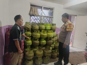 Bhabinkamtibmas Kelurahan Rambutan Cek Ketersediaan Gas Subsidi 3 Kg di Pangkalan