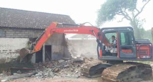Warga Sedih, 9 Rumah Terdampak Tol Kediri-Tulungagung di Eksekusi