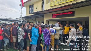Polsek Kawasan Muara Baru, Berbagi Makanan Untuk Sesama, Dalam Jumat Berkah