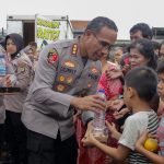 Polres Metro Jakarta Timur Bagikan 300 Nasi Box Gratis untuk Warga