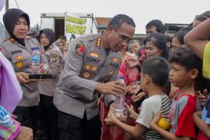 Polres Metro Jakarta Timur Bagikan 300 Nasi Box Gratis untuk Warga