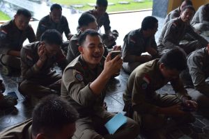 Momen Haru Keluarga Personel Ops Damai Cartenz-2025 Beri Dukungan Lewat Udara