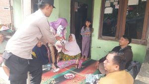 Wujud Empati, Polsek Sliyeg Bagikan Bansos ke Warga Jompo
