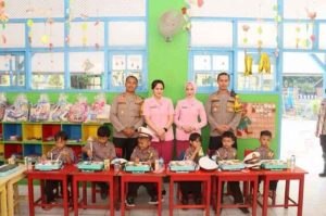 Dukung Program Pemerintah, Kapolres Bagi Makan Sehat Bergizi Gratis Ke Siswa TK Kemala Bhayangkari 42 Kota Kediri