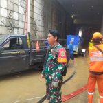 Babinsa Koramil 03/Senen Bersama Sudin Bina Marga dan PPSU Laksanakan Pengurasan Genangan Air di Underpass