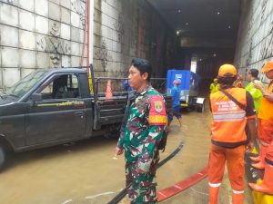 Babinsa Koramil 03/Senen Bersama Sudin Bina Marga dan PPSU Laksanakan Pengurasan Genangan Air di Underpass