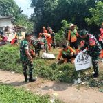 Giat Bersih-Bersih Babinsa Kelurahan Bidara Cina Bersama Warga Sekitar
