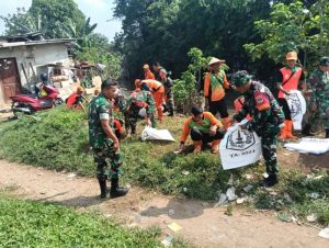 Giat Bersih-Bersih Babinsa Kelurahan Bidara Cina Bersama Warga Sekitar
