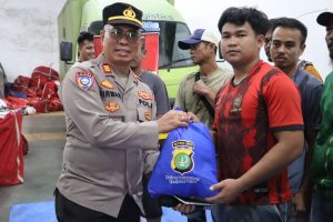 Kapolres Pelabuhan Tanjung Priok Gelar Jumat Curhat dan Beri Sembako