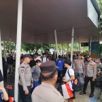 Polisi Humanis Polres Kepulauan Seribu Bersama TNI Amankan Keberangkatan Wisatawan di Marina Ancol