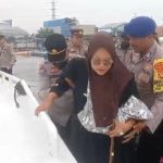 Aksi Heroik Bhabinkamtibmas Muara Angke, Bantu Ibu Sakit Naik Kapal