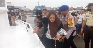 Aksi Heroik Bhabinkamtibmas Muara Angke, Bantu Ibu Sakit Naik Kapal