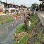 Bersama Warga dan Petugas Kebersihan, Koramil Matraman Bersihkan Kali UKS