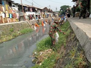 Bersama Warga dan Petugas Kebersihan, Koramil Matraman Bersihkan Kali UKS