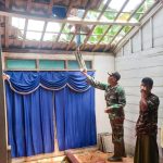 Babinsa Koramil Kanor Bojonegoro bantu Evakuasi Pohon Roboh yang Menimpa Rumah Warga