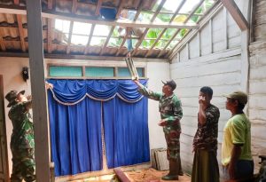 Babinsa Koramil Kanor Bojonegoro bantu Evakuasi Pohon Roboh yang Menimpa Rumah Warga