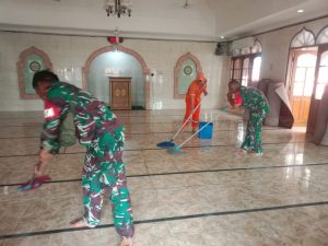 Merawat Kebersihan Masjid Al-Ikhlas Oleh Koramil 03/Pasar Rebo Giat Karya Bakti