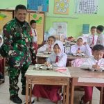 Distribusikan MBG 6.145 Porsi Ke 22 Sekolah Oleh Babinsa Koramil Pasar Rebo