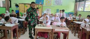 Distribusikan MBG 6.145 Porsi Ke 22 Sekolah Oleh Babinsa Koramil Pasar Rebo