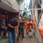 Babinsa Koramil 04/Gambir Bersama Tiga Pilar Laksanakan Kerja Bakti Pembersihan Lingkungan