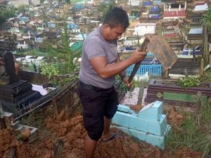 Kisah Bripka Joko Hadi, Polisi yang Mengabdikan Diri sebagai Penggali Kubur Gratis untuk Warga Kurang Mampu