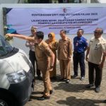 Pj Bupati Bojonegoro Serahkan Mobil Layanan Samsat Keliling dan SPPT PBB-P2, Target Peningkatan PAD