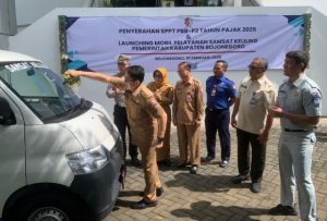 Pj Bupati Bojonegoro Serahkan Mobil Layanan Samsat Keliling dan SPPT PBB-P2, Target Peningkatan PAD