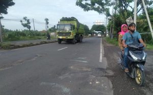 Jalan Nasional Lamongan- Babat Rusak Parah Menelan Banyak Korban Berjatuhan