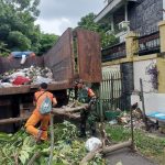 Babinsa Kelurahan Kayu Putih Bantu Warga Bersihkan Sampah