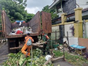 Babinsa Kelurahan Kayu Putih Bantu Warga Bersihkan Sampah