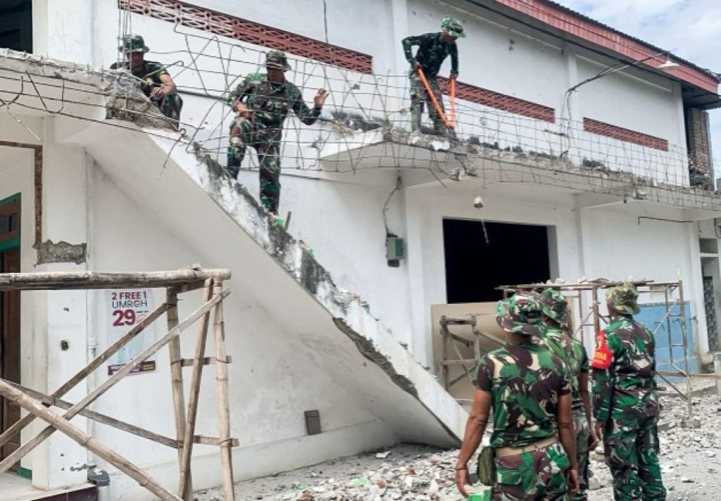 Babinsa Kanor Bojonegoro bantu Warga Perenovasian Masjid Dusun Ager Ager