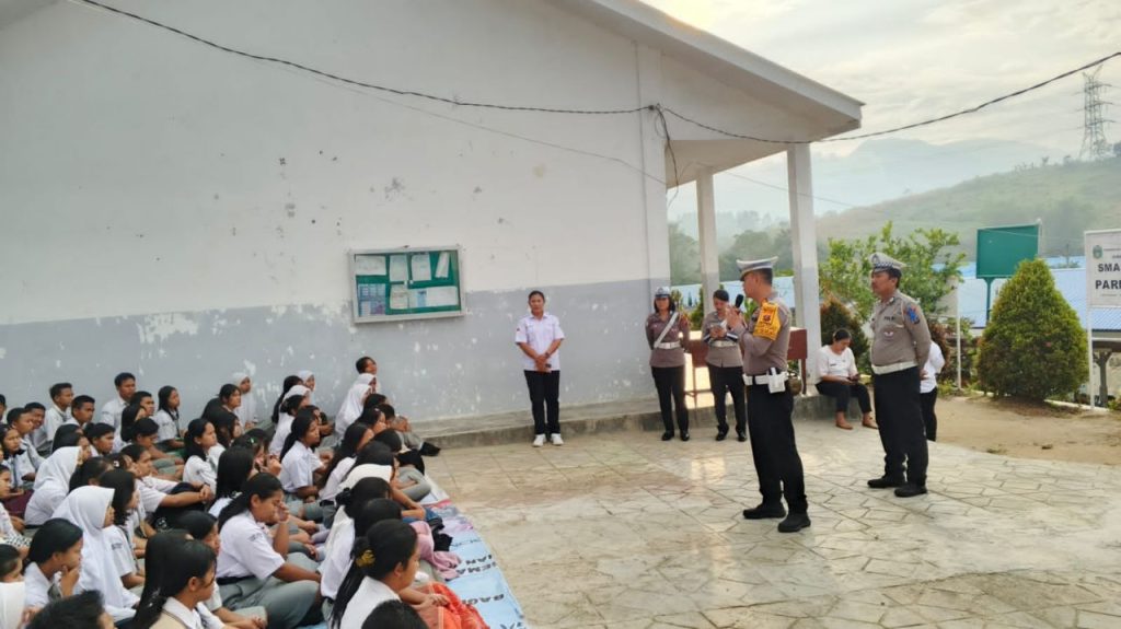 Kasat Lantas Polres Toba Berikan Edukasi Tertib Berlalulintas Kepada Pelajar SMAN 1 Parmaksian