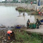 Babinsa Dukuh Bersama Warga dan PPSU Bersihkan Waduk Dukuh