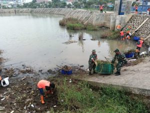 Babinsa Dukuh Bersama Warga dan PPSU Bersihkan Waduk Dukuh