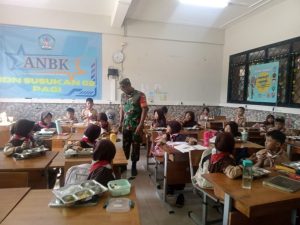 5.970 Porsi di Distribusikan Ke 22 Sekolah Oleh Dapur Khusus Bersama Koramil Pasar Rebo