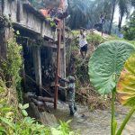 Hidupkan Kembali Akses Perekonomian Warga, Satgas Yonif 131/BRS Perbaiki Jembatan di Keerom