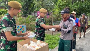 Jumat Berbagi, Batalyon Arhanud 6/BAY Berikan Bantuan kepada Masyarakat Rawa Badak Jakarta Utara