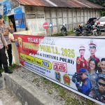 Pemasangan Spanduk Sosialisasi Penerimaan Anggota Polri Terpadu TA 2025 di Laguboti