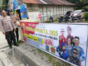 Pemasangan Spanduk Sosialisasi Penerimaan Anggota Polri Terpadu TA 2025 di Laguboti