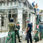 Babinsa Koramil Bubulan Bojonegoro bantu Warga Ngorogunung Pasang Genteng Rumah