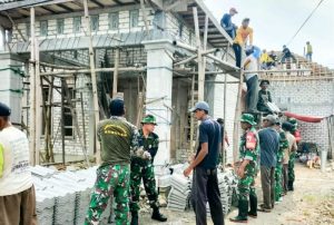 Babinsa Koramil Bubulan Bojonegoro bantu Warga Ngorogunung Pasang Genteng Rumah