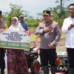 Kapolri dan Gubernur Yogyakarta Sri Sultan Hamengku Buwono X Menanam Jagung Bersama