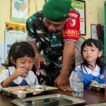 Babinsa Kodim Bojonegoro Kawal Pendistribusian Makan Bergizi Gratis