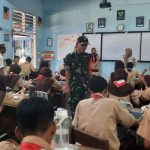 Bersama SPPG Dapur Khusus, Babinsa Halim PK Distribusikan MBG